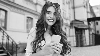 ragazza-sorridente-che-messaggia-su-chat-incontri-seria